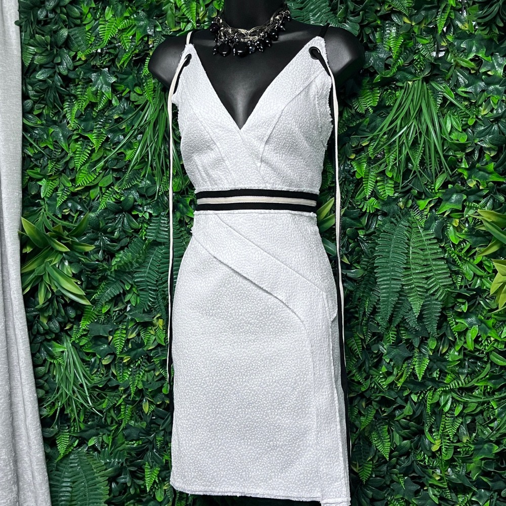 Venus Dress Cream Size 8 Textured V-Neck Sheath Fringe Free Edge Grommet 3892